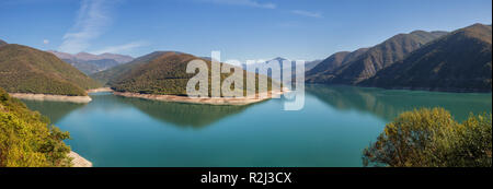 Panoramablick auf Zhinvali Vorratsbehälter auf Aragvi Fluss, Georgia. Die malerische Landschaft im Herbst sonniger Tag Stockfoto