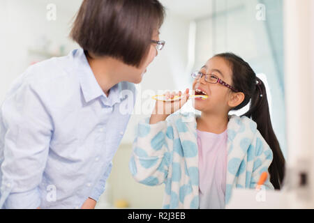 Mutter, Tochter Zähneputzen im Badezimmer Stockfoto