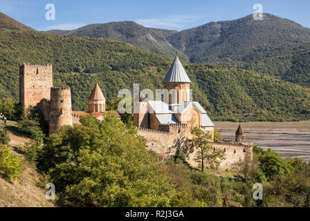 Mittelalterliche Festung Ananuri auf Aragvi Fluss in Georgien Stockfoto