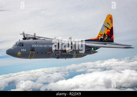 Pakistan Air Force Lockheed C-130 Hercules im Flug. Im Royal International Air Tattoo (RIAT) fotografiert. Stockfoto