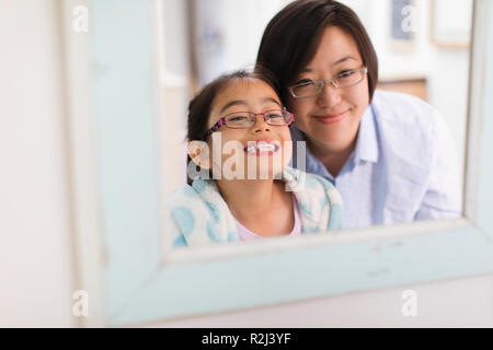 Mutter, Tochter Zähne in Bad Spiegel Stockfoto