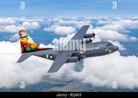 Pakistan Air Force Lockheed C-130 Hercules im Flug. Im Royal International Air Tattoo (RIAT) fotografiert. Stockfoto