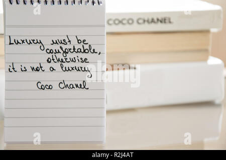 Coco Chanel Zitate auf einen Block Notiz geschrieben, inspiration Phrase 'Luxus müssen bequem sein, sonst ist es kein Luxus" Stockfoto