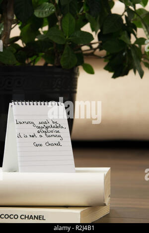 Coco Chanel Zitate auf einen Block Notiz geschrieben, inspiration Phrase 'Luxus müssen bequem sein, sonst ist es kein Luxus" Stockfoto