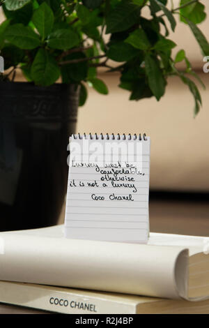 Coco Chanel Zitate auf einen Block Notiz geschrieben, inspiration Phrase 'Luxus müssen bequem sein, sonst ist es kein Luxus" Stockfoto