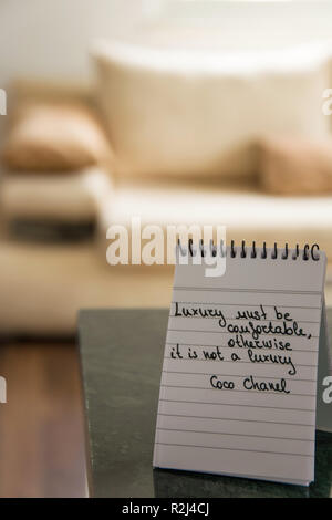 Coco Chanel Zitate auf einen Block Notiz geschrieben, inspiration Phrase 'Luxus müssen bequem sein, sonst ist es kein Luxus" Stockfoto