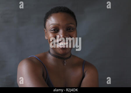 Porträt Lächeln, selbstbewusste Frau Stockfoto