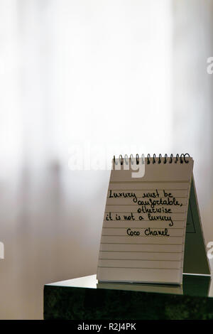 Coco Chanel Zitate auf einen Block Notiz geschrieben, inspiration Phrase 'Luxus müssen bequem sein, sonst ist es kein Luxus" Stockfoto