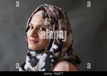 Portrait zuversichtlich, Frau, tragen, hijab Blumenmuster Stockfoto