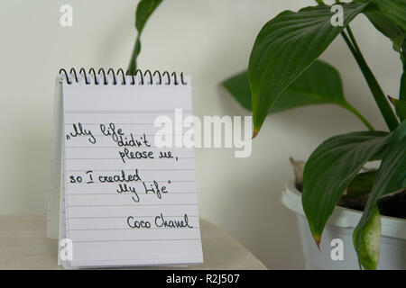 Coco Chanel Zitate auf einen Block Hinweis und Topfpflanzen Zimmerpflanze geschrieben, inspiration Phrase "Mein Leben hat sie mich bitte nicht, so dass ich mein Leben' erstellt Stockfoto