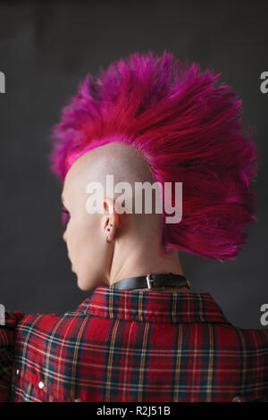 Cool junge Frau mit rosa Mohawk Stockfoto