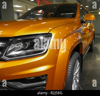 Hannover, Deutschland, 19. November 2018: Orange gefärbt, fast golden VW Volkswagen Amarok auf einer Ausstellung im Flughafen von Hannover Stockfoto