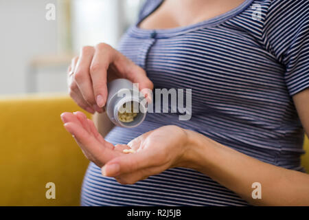 In der Nähe der schwangeren Frau, die Folsäure Tabletten Stockfoto