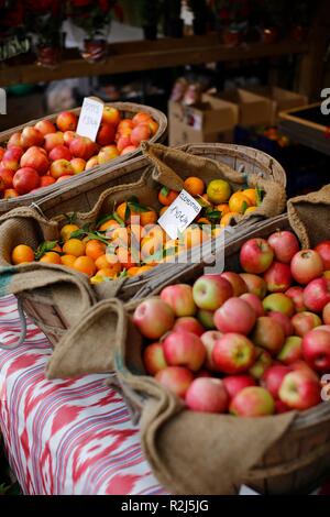 Äpfel und Clementinen für den Verkauf in Körbe in einer mediterranen Markt in Euro Stockfoto