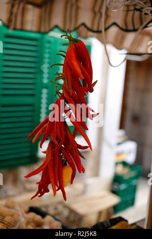 Rote Chilis in einem mediterranen Markt hängen Stockfoto