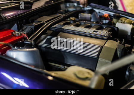 Legendären modern sport Motor im Auto mit offener Haube Stockfoto