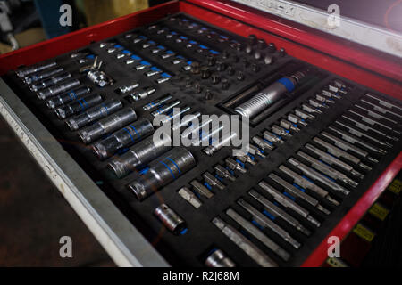 Kunden oder Mitarbeiter Baumeister, Handwerker, Master wählen Sie ein Werkzeug für einen Schraubenschlüssel Werkzeuge. Angezeigte Produkte: Werkzeuge für Marketing und Auto Reparatur Stockfoto