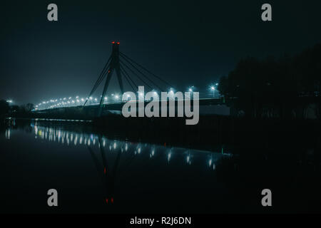 Moskau North Bridge, Nacht Panorama auf beleuchteten Bau mit schönen Reflexionen in Dnipro River Stockfoto