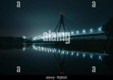 Moskau North Bridge, Nacht Panorama auf beleuchteten Bau mit schönen Reflexionen in Dnipro River Stockfoto