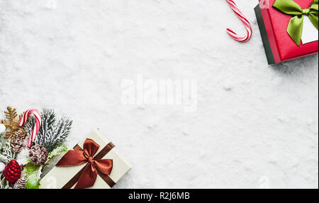 Ansicht von oben verpackt Weihnachten Geschenkboxen mit Bändern und Dekoration auf dem Schnee. Kopieren Sie Platz für Text. Stockfoto