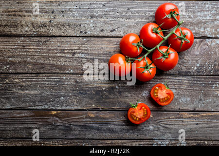 Frische Trauben Tomaten mit grobem Salz, Ansicht von oben mit der Kopie Raum Stockfoto