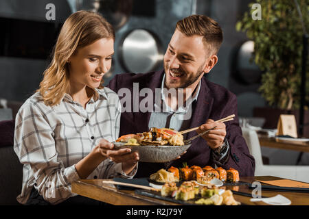 Gerne attraktiven jungen Erwachsenen paar Abendessen in Restaurant Stockfoto