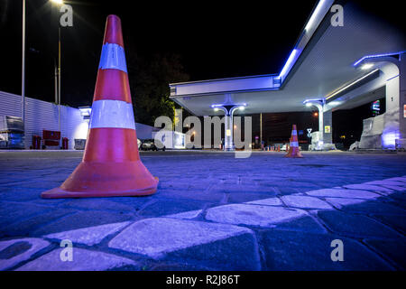 Ein Verkehr Kegel in der Nacht gasoliune Station Stockfoto