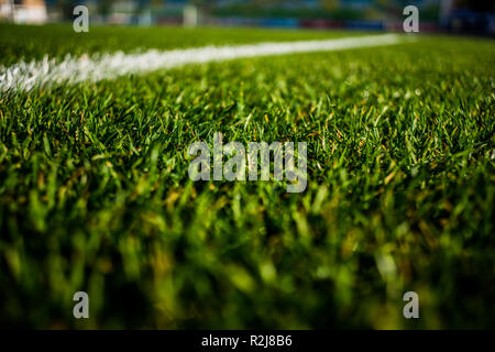 Grün leuchtend bunten Rasen der Fußball stafium, mit schönen Bokeh und Streifen in der Nähe Stockfoto