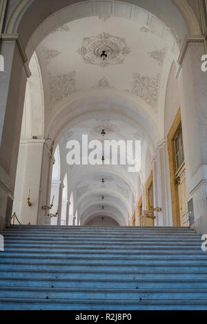 Neapel, Italien, 25. Oktober 2018 Schöne weisse Innenraum der Lobby mit ihren prächtigen Treppe. Barocken und neoklassischen Royal Palace in Neapel Stockfoto