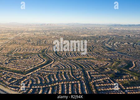 Eine Luftaufnahme zeigt dichten Wohnsiedlungen in Summerlin, nur außerhalb der Stadt von Las Vegas, Nevada. Dieser Bereich ist schnell entwickelt. Stockfoto