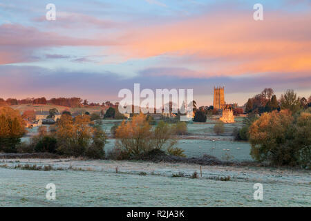 Blick über die Stadt von Chipping Campden in den Cotswolds mit St. James Kirche und Dover Hügel auf frostigen Herbst morgen Stockfoto