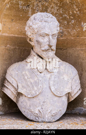 Eine Büste von Sir Walter Raleigh im Tempel des Britischen Glaubenshelden in Stowe House Gardens, Buckinghamshire UK Stockfoto