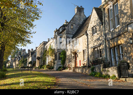 Cotswold Stone Cottages auf dem Hügel, Burford, Cotswolds, Gloucestershire, England, Vereinigtes Königreich, Europa Stockfoto