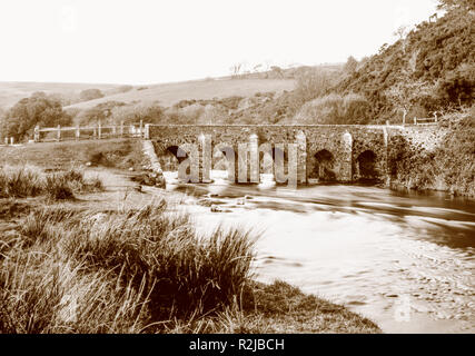 Sepiafarbene Fotografie, aufgenommen auf einem Papiernegativ in einer 7 x 5 Zoll Plattenkamera im Oktober 2018 von der Landacre Bridge über den Fluss Barle auf Exmoor UK. Stockfoto