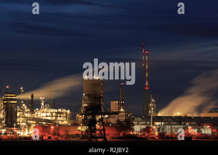 Basf auf der blauen Stunde Stockfoto