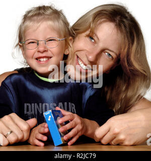 Mutter & Tochter lesen Sie schneiden. Stockfoto