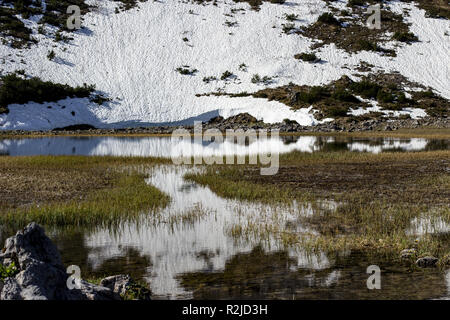 Delpsee im Karwendelgebirge Tirol - Bergsee im Frühjahr Österreich Stockfoto