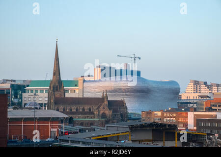 Das Stadtzentrum von Birmingham Skyline mit legendären Selfridges Wahrzeichen Gebäude und St. Martin Kirche in der Stierkampfarena, Birmingham, West Midlands, England, GB, UK Stockfoto