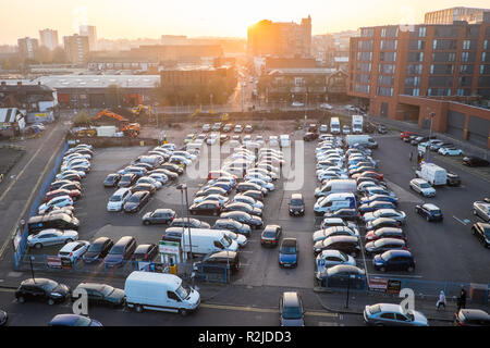 Auto, Parken, Parkplatz, am, rastenberg Straße, an, Sonnenuntergang, Sonnenuntergang, Autos, voll, Parken, los, besetzt, Samstag, Nachmittag, Birmingham, City, Center, Transport, England, Großbritannien Stockfoto