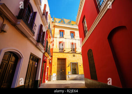 Malerische Gasse in der Altstadt von Sevilla, Spanien Stockfoto