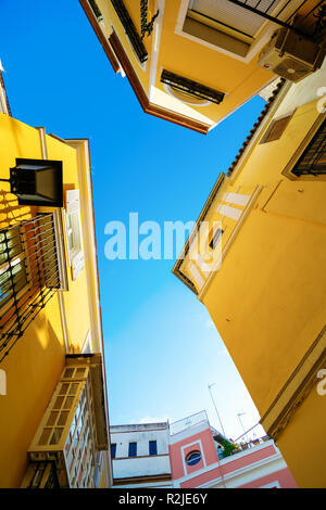 Hohe Betrachtungswinkel und in einer malerischen Gasse in Sevilla, Spanien Stockfoto