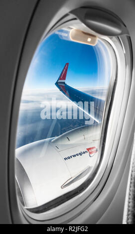 Blick aus dem Flugzeug Fenster auf Norwegian Air Flug Stockfoto