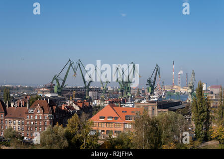 Oktober 2018, Danzig, Polen: Blick von der Spitze des Gebäudes über die Kräne der Werft Danzig, historische Industrie, wo im Jahr 1980 massive Streiks sta hat Stockfoto