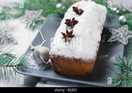 Brot Kuchen mit Puderzucker bestäubt, Weihnachten und Winter Urlaub gönnen, hausgemachte Pound Cake auf grauem Hintergrund Stockfoto