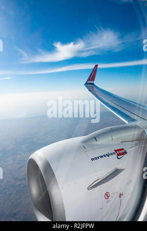 Blick aus dem Flugzeug Fenster auf Norwegian Air Flug Stockfoto