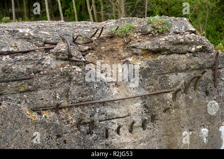 Deutsche Blockhaus mit Artillerie beschädigen, in Tyne Cot Friedhof, in der Nähe von Zonnebeke, Ypernbogens, Belgien Stockfoto