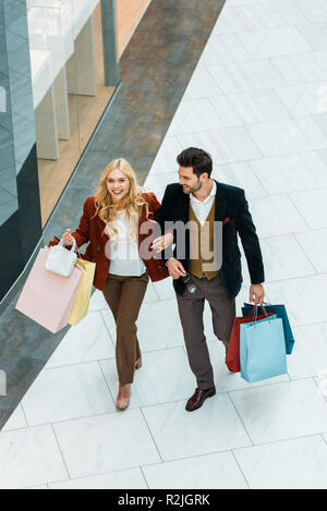 Ansicht von oben der glücklichen Paar mit Einkaufstaschen wandern in Shopping Mall Stockfoto