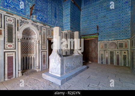 Grab von Ibrahim Agha Mustahfizan, in die Moschee von Aqsunqur (Blaue Moschee), Bab El Wazir Bezirk, alte Kairo, Ägypten befestigt Stockfoto
