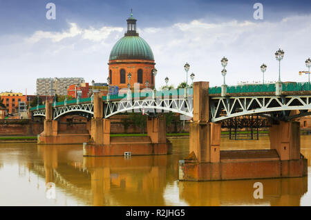 Blick auf Kapelle Saint-Joseph de La Grave und Saint- Pierre Brücke in Toulouse, Saint-Cyprien Bezirk Stockfoto