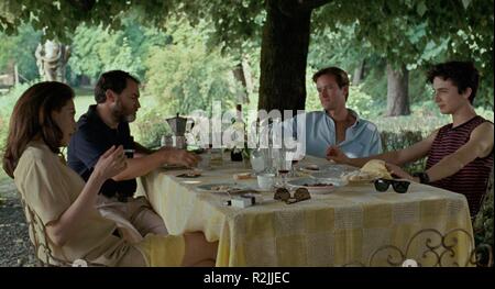 Rufen Sie mich an, indem Sie Name Jahr: 2017 Italien/Frankreich/USA Regie: Luca Guadagnino Amira Casar, Michael Stuhlbarg, Armee Hammer, Timothee Chalamet Stockfoto